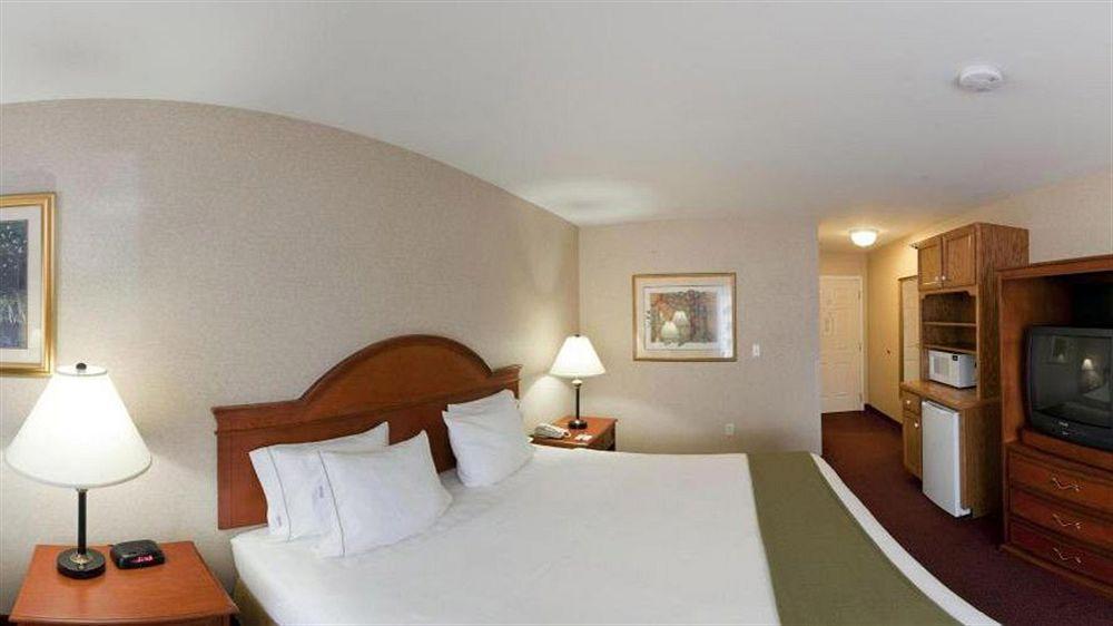 Holiday Inn Express Hotel & Suites White River Junction By Ihg Exterior photo