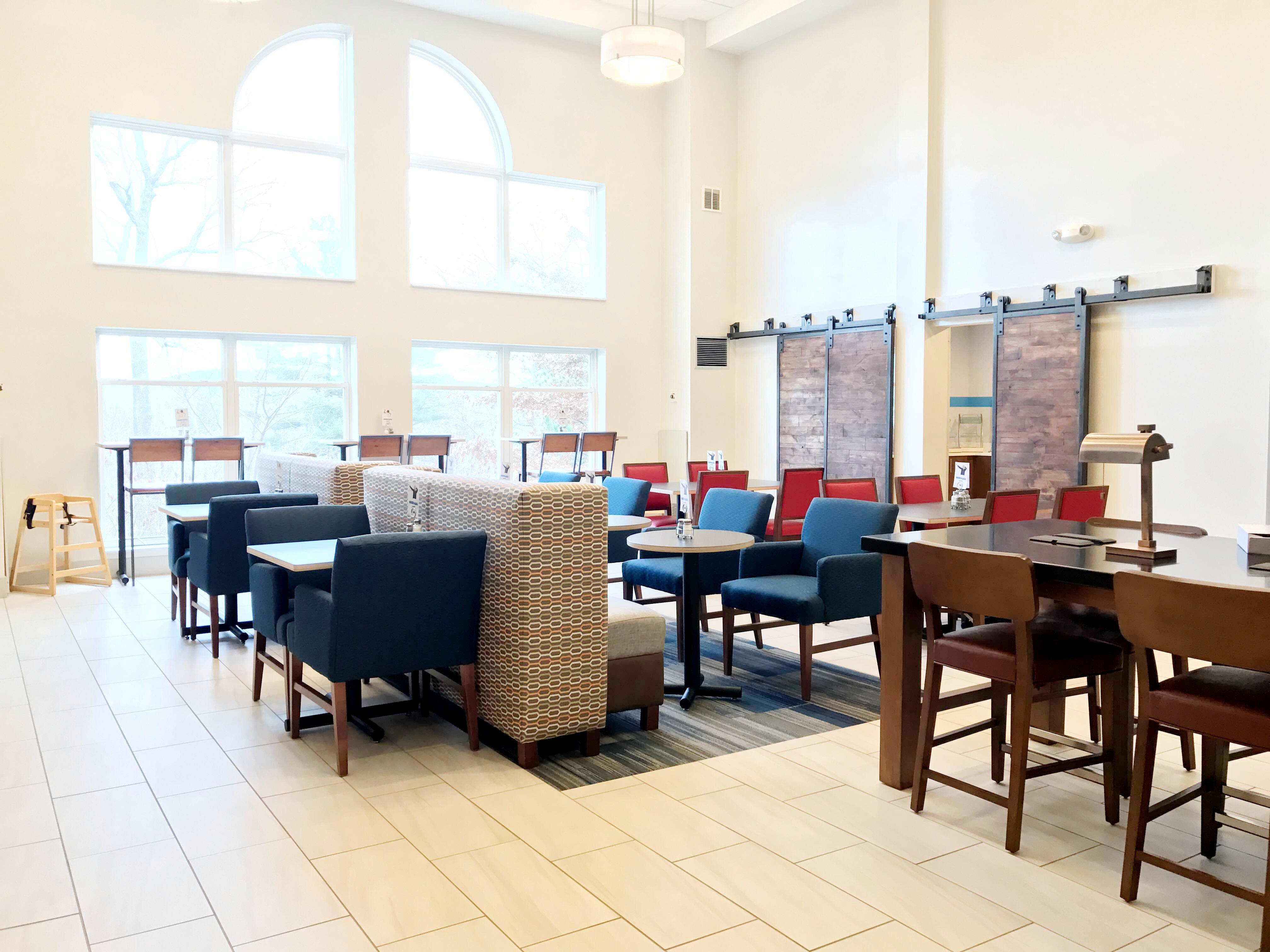 Holiday Inn Express Hotel & Suites White River Junction By Ihg Exterior photo