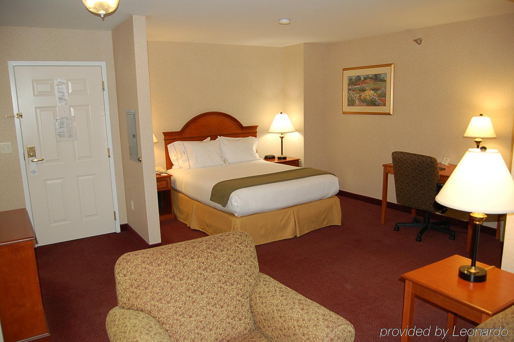 Holiday Inn Express Hotel & Suites White River Junction, An Ihg Hotel Room photo