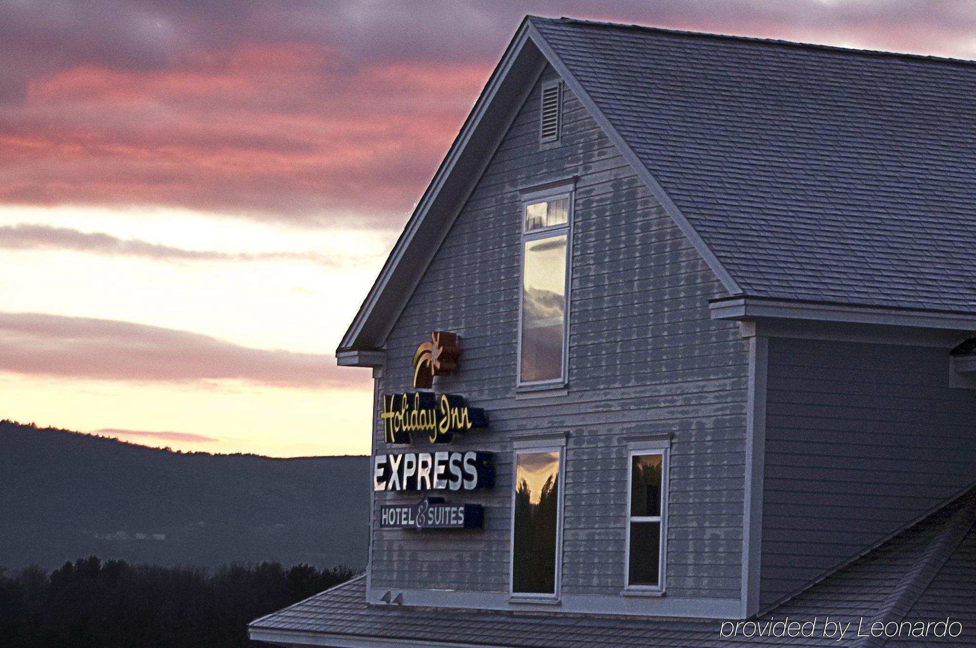 Holiday Inn Express Hotel & Suites White River Junction By Ihg Exterior photo