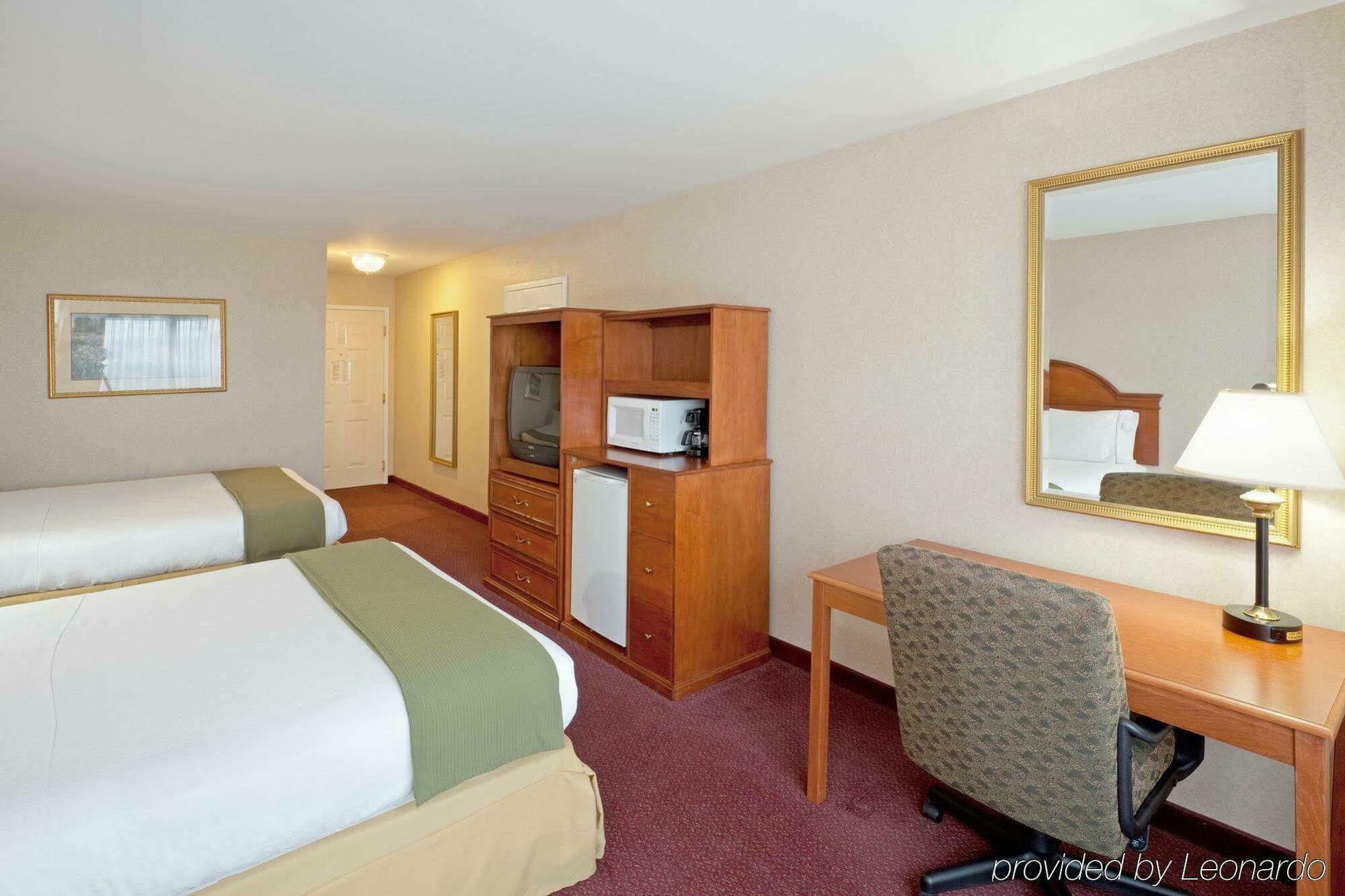 Holiday Inn Express Hotel & Suites White River Junction By Ihg Exterior photo